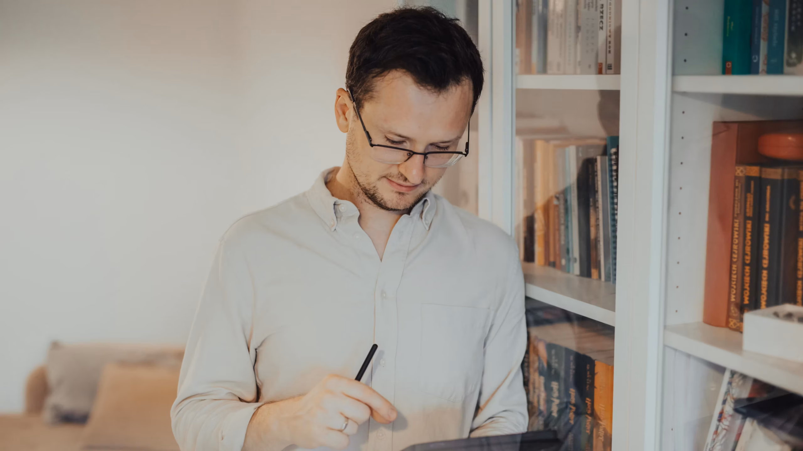 Piotr Pająk korzystający z tabletu podczas pracy