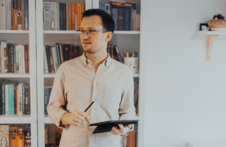 Piotr Pająk korzystający z tabletu podczas pracy